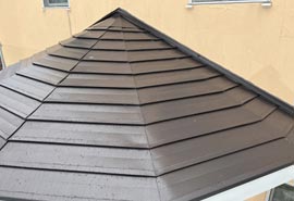 扇型の特徴的な屋根を張り替え