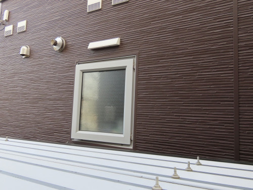 洗面室　たてすべり出し窓